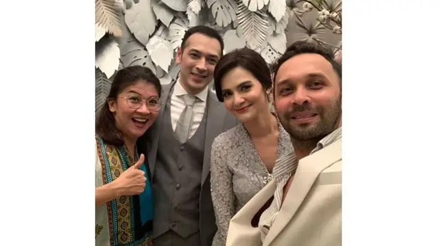 Teuku Zacky tampak keren saat menggunakan jas putih yang senada dengan celananya.