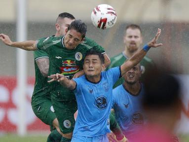 Pemain PSS Sleman, Kim Jeffrey Kurniawan (kiri) berduel udara dengan pemain Persela Lamongan dalam laga matchday ke-2 Grup C Piala Menpora 2021 di Stadion Si Jalak Harupat, Bandung, Minggu (28/3/2021). (Bola.com/M Iqbal Ichsan)