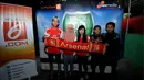 Sejumlah supporter klub Arsenal berfoto bersama usai mengikuti acara Nonton Bola Seru Arsenal vs Chelsea di Andik Futsal, Depok, Jawa Barat, Minggu (26/4/2015). Kedua tim bermain imbang 0-0. (Liputan6.com/Helmi Fithriansyah)