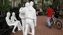 Sebuah patung yang disebut 'Gay Liberation' terlihat di Christopher Park, Greenwich Village New York City, AS, (9/5). Patung ini dibuat pada tahun 1979 oleh pematung George Segal. (REUTERS / Brendan McDermid)