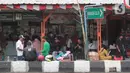 Sejumlah calon penumpang menunggu bus antar kota di terminal Kalideres Jakarta, Kamis  (22/12/2022).  Kepala Dinas Perhubungan (Kadishub) DKI Jakarta, Syafrin Liputo menyebutkan,  Jelang Natal dan Tahun Baru penumpang bus antarkota antarprovinsi (AKAP) di Terminal Kalideres mengalami lonjakan hingga 100 persen. (Liputan6.com/Johan Tallo)