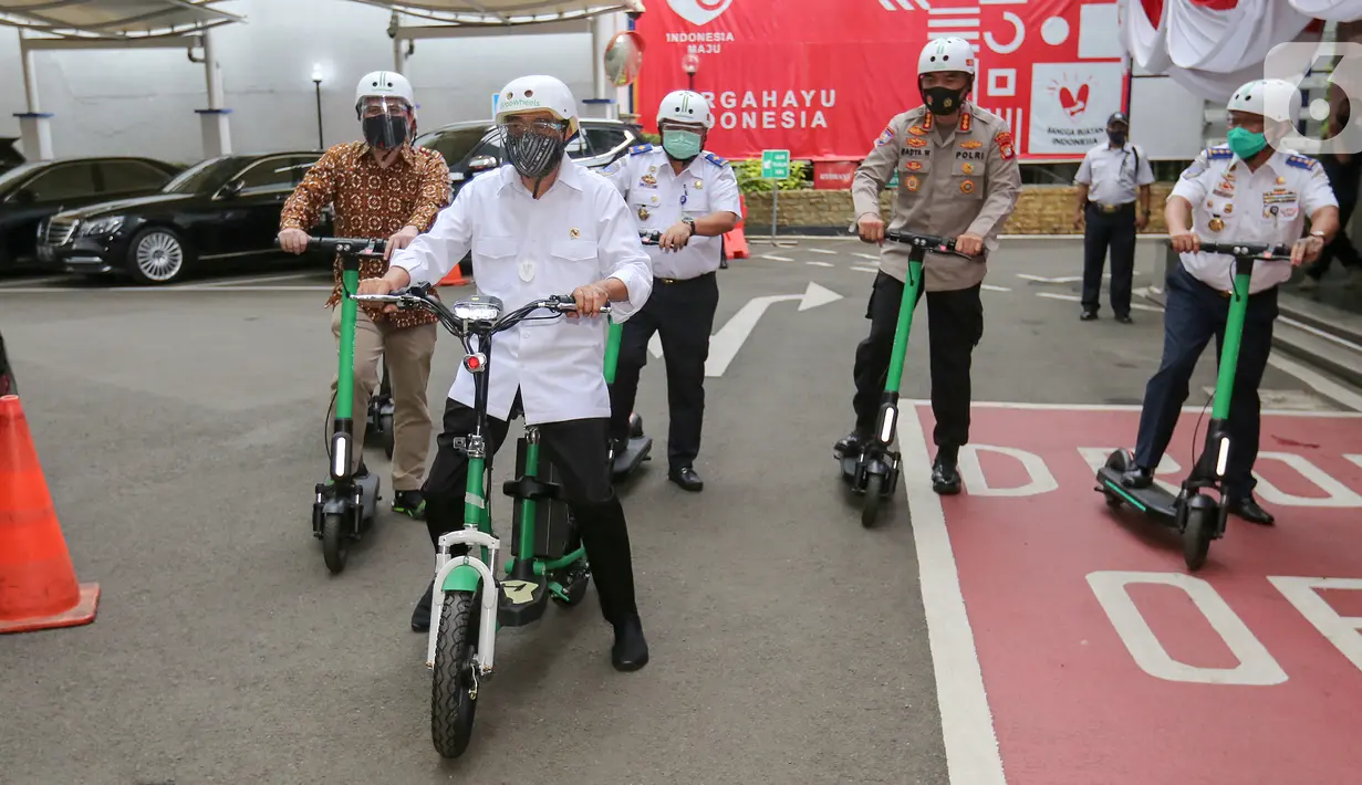 Menteri Perhubungan Budi Karya Sumadi (depan) saat menjajal GrabWheels di Kemenhub, Jakarta, Kamis (13/8/2020). Polda Metro Jaya akan memantau aspek keamanan GrabWheels di 7 lokasi seperti di Thamrin 10, Kuningan City, Gedung BRI 2 hingga kawasan Blok M. (Liputan6.com/Fery Pradolo)