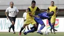 Gelandang Arema FC, Makan Konate, berusaha melewati gelandang Bhayangkara FC, Wahyu Subo Seto, pada laga perempat final Piala Presiden 2019 di Stadion Patriot, Bekasi, Sabtu (30/3). Bhayangkara kalah 0-4 dari Arema. (Bola.com/Yoppy Renato)