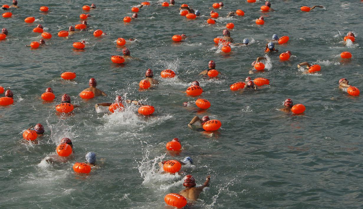 Perenang berkompetisi dalam lomba renang lintas pelabuhan di Hong Kong, Minggu (18/10). 2.500 orang ambil bagian dalam menembus jarak lintasan laut sejauh 1,5 km dari Sam Ka Tsuen Public Pier ke Quarry Bay Park Public Pier. (REUTERS/Liau Chung - ren)