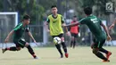 Pemain Indonesia U-19 saat melakukan laga internal di Lapangan A Kompleks GBK, Jakarta, Rabu (3/10). Latihan ini persiapan penentuan skuat utama Timnas Indonesia di Piala Asia U-19. (Liputan6.com/Helmi Fithriansyah)