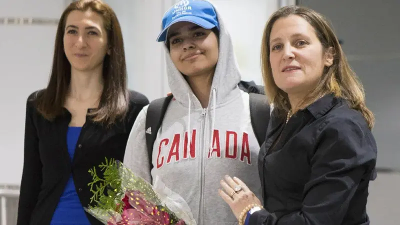 Rahaf al-Qunun (tengah) disambut Menteri Luar Negeri Kanada Chrystia Freeland di Toronto pada 12 Desember 2019 (AP PHOTO)