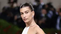 Hailey Baldwin menghadiri The 2022 Met Gala Celebrating "In America: An Anthology of Fashion" di The Metropolitan Museum of Art pada 02 Mei 2022 di New York City. (DIMITRIOS KAMBOURIS / GETTY IMAGES NORTH AMERICA / GETTY IMAGES VIA AFP)