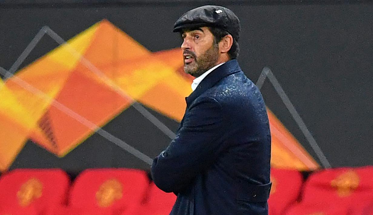 Paulo Fonseca. Usai meninggalkan AS Roma dan digantikan Jose Mourinho pada akhir musim 2020/2021, pelatih berusia 48 tahun ini dikaitkan dengan beberapa klub Liga Inggris di awal musim 2021/2022, seperti Tottenham Hotspur, Newcastle dan Aston Villa. Tak satu pun yang berjodoh. (AFP/Paul Ellis)