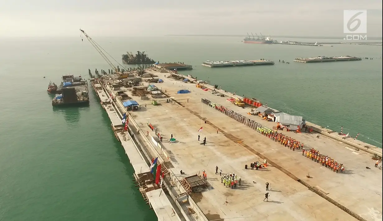 <p>Suasana upacara bendera HUT RI ke 72 di proyek pembangunan dermaga Pelabuhan Kuala Tanjung di Kabupaten Batubara, Sumatera Utara, (17/8). Tiga perusahan BUMN Pelindo I, PT PP dan Waskita Karya mengikuti upacara bendera di HUT RI. (Liputan6.com/Pool)</p>