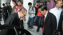 Usai melakukan pertemuan, Presiden terpilih Joko Widodo mengantar Menlu Korea Utara, Ri Su-Yong menuju mobilnya yang terparkir di halaman depan Balai Kota, Jakarta, Rabu (13/8/14). (Liputan6.com/Herman Zakharia)