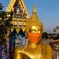 Sebuah foto udara menunjukkan masker diletakkan pada wajah patung Buddha raksasa di kuil Wat Nithet Rat Pradit di Pathum Thani di luar Bangkok, Thailand, 12 Mei 2020. Pemasangan masker tersebut sebagai tanggapan terhadap penyebaran pandemi Covid-19. (Photo by Mladen ANTONOV / AFP)