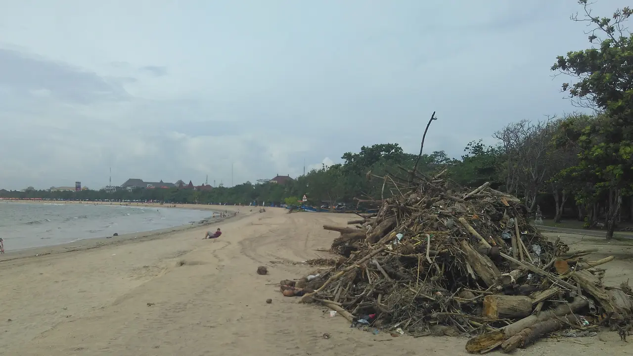 Sampah di Pantai Kuta, Bali