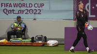 Kiper Jerman Manuel Neuer tiba untuk sesi latihan di stadion Al-Shamal di Al-Ruwais, Qatar, Selasa, 29 November 2022. Jerman akan memainkan pertandingan ketiga melawan Kosta Rika pada grup E Piala Dunia 2022, Kamis, 1 Desember. (AP Photo/Matthias Schrader)