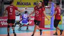 Kemenangan pada set ketiga membuat LavAni berada di atas angin. Keunggulan skor besar segera mereka dapat pada set keempat. (Bola.com/Bagaskara Lazuardi)