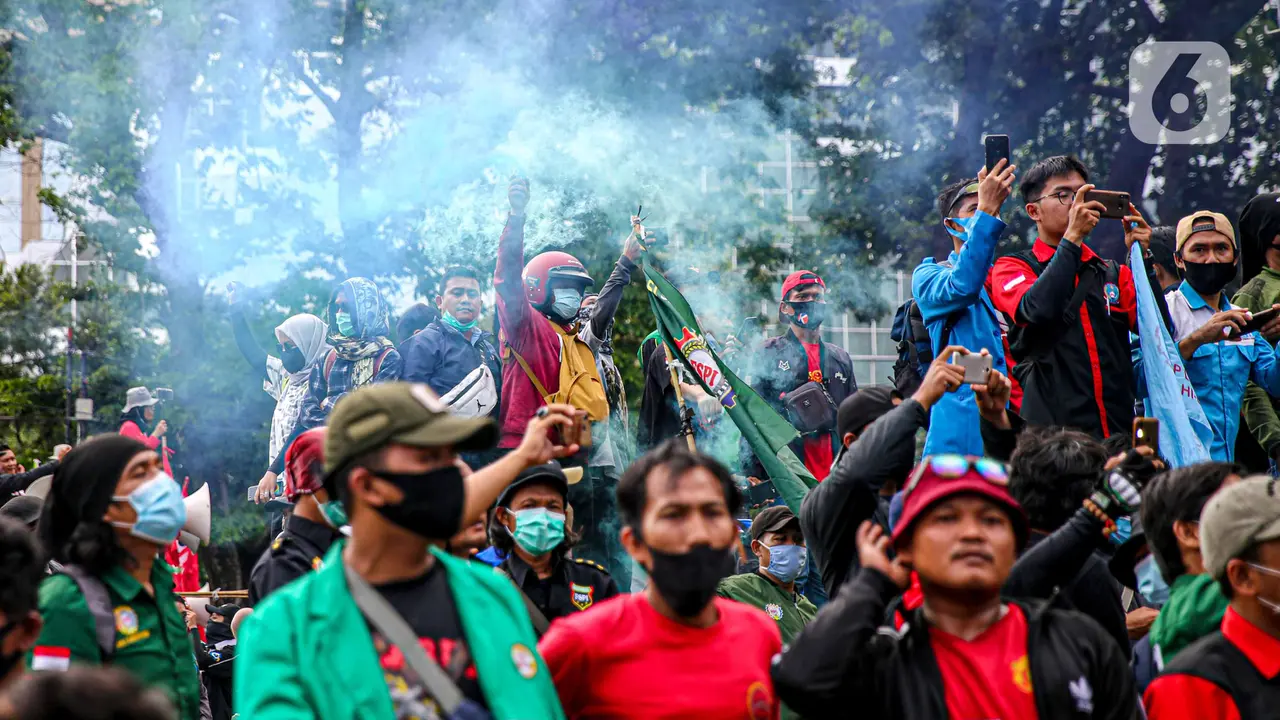 Asap Suar Warnai Unjuk Rasa Buruh Tolak UU Cipta Kerja