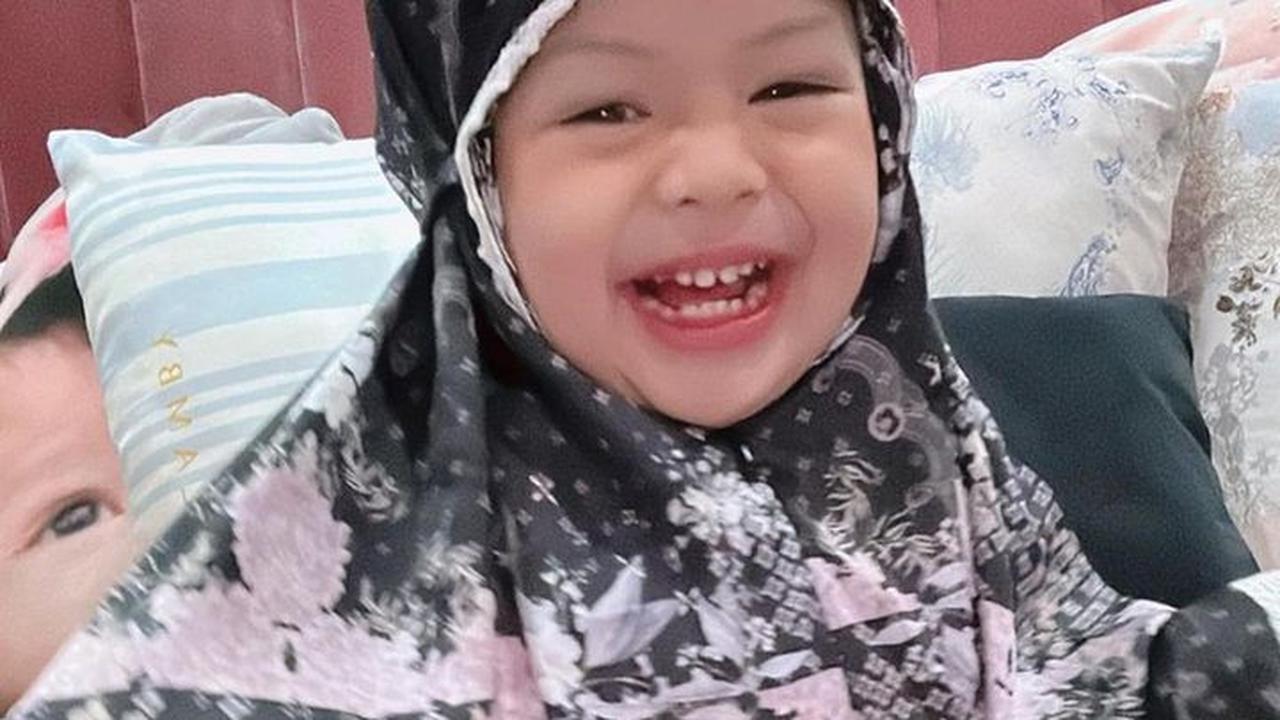 Unggahan foto Ameena yang sedang belajar salat langsung mencuri perhatian netizen. Mereka menuliskan berbagai komentar.<br>