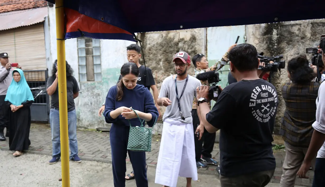 Nagita Slavina tampak bergaya santai dengan tracksuit bernuansa navy. Ia juga terlihat melengkapi gayanya dengan tas Goyard Anjou mini bernuansa hijau dengan harga kisaran 40 jutaan.  [Foto: Bayu Herdi]