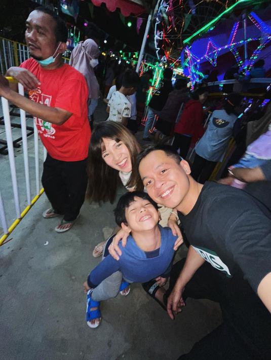 Perlahan membuka hati setelah kepergian sang istri, Rio Alief banjir doa agar langgeng dengan Vinessa Inez. Bahkan tak sedikit netizen yang setuju jika keduanya melaju ke jenjang yang lebih serius dan ungkap fakta bahwa Vinessa adakah sahabat mendiang Clerence. Sudah seperti satu keluarga, Rio Alief, Vinessa Inez dan Zio sering habiskan waktu bersama mulai dari ke pusat perbelanjaan sampai pasar malam.  (Liputan6.com/IG/@rio_alief)