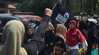 Warga Dago Elos berkumpul di depan PN Bandung usai sidang praperadilan sengketa Dago Elos, Selasa, 30 Juli 2024. (Liputan6.com/Dikdik Ripaldi).