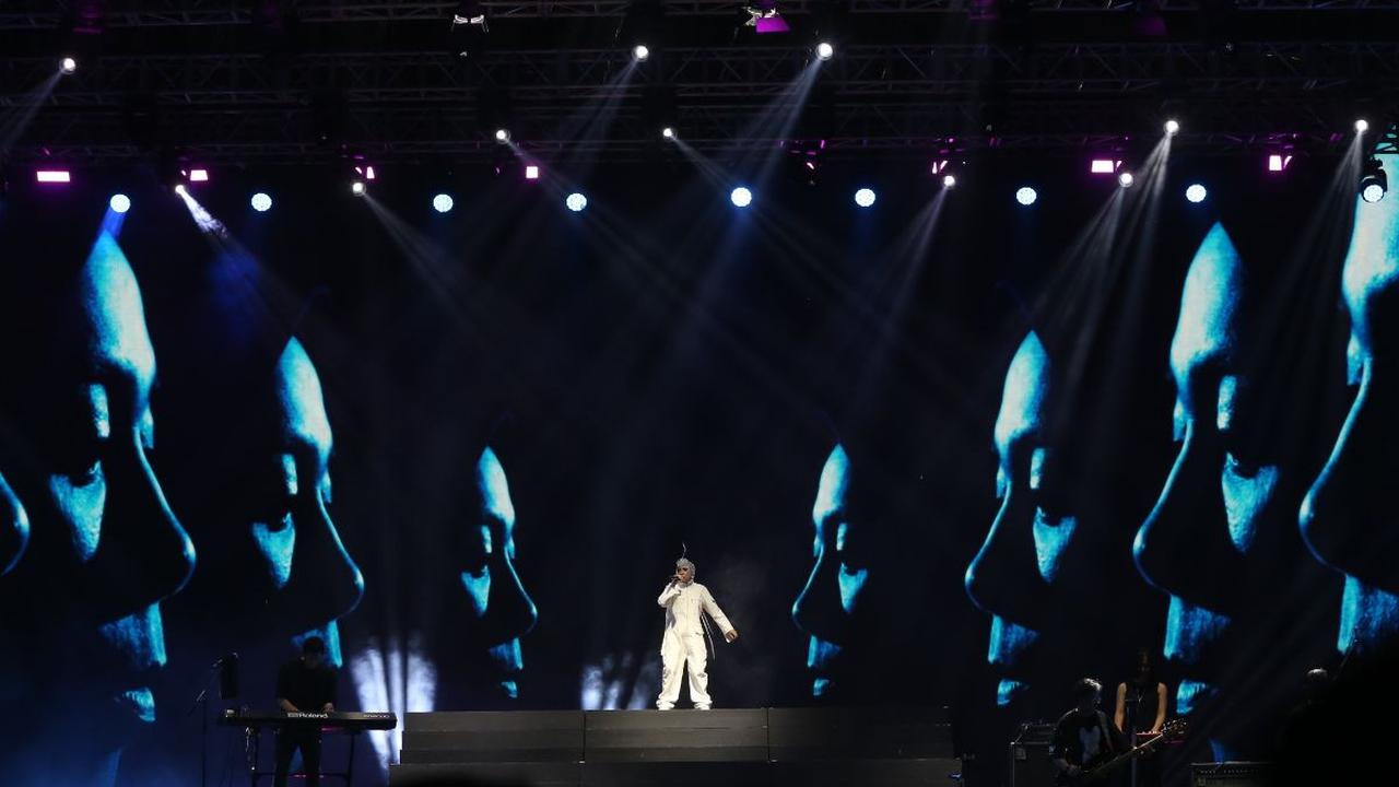 Usai tampil solo, Melly Goeslaw juga kolaborasi dengan grup vokal Bukan Bintang Biasa (BBB) di Synchronize Fest 2023.