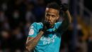 Sementara itu, Real Madrid juga berhasil meriah hasil positif seperti rival abadinya. Bertandang ke markas Deportivo Alcoyano, Los Blancos sempat unggul terlebih dahulu di babak pertama. Eder Militao sukses mencatatkan namanya di papak skor pada menit ke-39. (AFP/Jose Jordan)