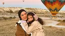 Wahana balon udara yang berada di Cappadocia merupakan salah satu tempat ikonik yang tidak mungkin untuk dilewatkan. Seperti halnya Tantri Namirah bersama buah hatinya yang tampil kompak, liburan keluarga ini kesini tentu menyenangkan. (Liputan6.com/IG/@haykalkamil)