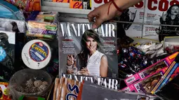 Penjual menunjukkan majalah Vanity Fair Mexico edisi Februari, dengan cover bergambar Melania Trump di sebuah lapak di Meksiko, 30 Januari 2017. Foto itu menuai protes keras dan kecaman, seiring krisis diplomatik antara AS dan Meksiko. (PEDRO PARDO/AFP)