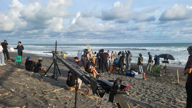 Suasana di lokasi syuting film Rohtrip. (Foto: Dok. Rak Buku Media dan Bushi Bros Films)