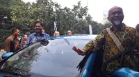Presiden Direktur PT Toyota Motor Manufacturing Indonesia (TMMIN) Warih Andang Tjahjono (kanan) bersama Menteri Perindustrian Airlangga Hartarto sebelum melakukan test drive mobil Prius Plug-in Hybrid di Kemenperin, Rabu (4/7/2018). (Liputan6.com/Yurike)