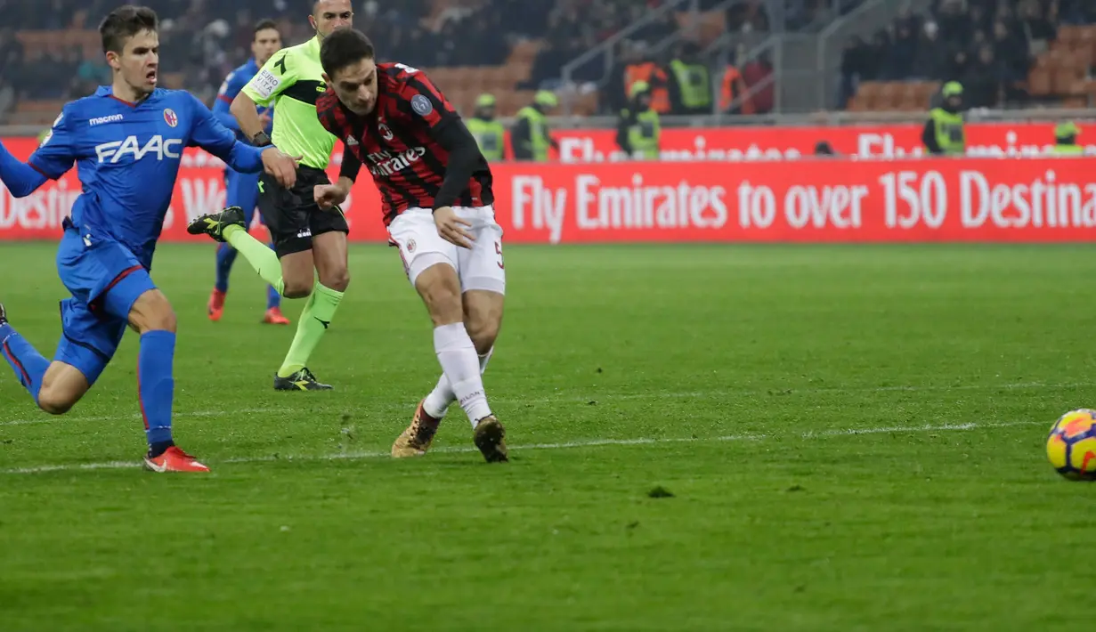 Pemain AC Milan, Giacomo Bonaventura berusaha mencetak skor kala menjamu Bologna dalam lanjutan pekan ke-16 Liga Italia di Stadion San Siro, Senin (11/12) dini hari. AC Milan buka puasa kemenangan setelah mengalahkan Bologna 2-1. (AP Photo/Luca Bruno)