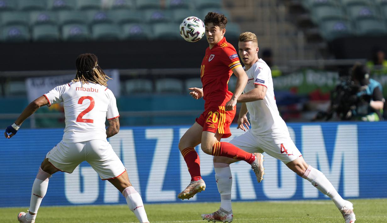 Tampil saling serang di awal laga, Wales memperoleh peluang pertama lewat akselerasi Daniel James yang melepaskan umpan kepada gelandang Kieffer Moore pada menit ke-15. Tandukannya masih dapat ditepis kiper Swiss, Yann Sommer. (Foto: AP/Darko Vojinovic/Pool)