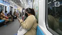 Penumpang berada di dalam moda transportasi MRT di Jakarta, Selasa (15/11/2022). Penyesuaian jadwal operasi ini merupakan tindak lanjut dari Kepala Dinas Perhubungan Pemprov DKI nomor 486 tahun 2022 tentang Petunjuk Teknis Pengaturan Kapasitas Angkut Dan Waktu Operasional Sarana Transportasi Pada Masa Pemberlakuan Pembatasan Kegiatan Masyarakat Level 1. (Liputan6.com/Herman Zakharia)