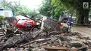 Sebuah mobil di antara puing-puing dari bangunan yang rusak setelah tsunami menerjang kawasan Anyer, Banten, Minggu (23/12). Tsunami menerjang pantai di Selat Sunda, khususnya di daerah Pandenglang, Lampung Selatan, dan Serang. (Liputan6.com/Angga Yuniar)