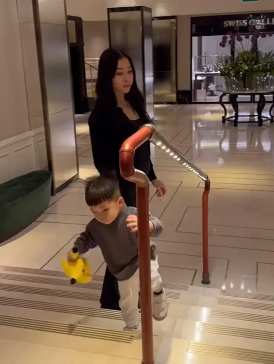 Nikita Willy dengan cardigan, tank top, dan celana panjang serba hitamnya. [@yorafebriana].