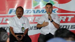 Pereli, Rifat Sungkar (kanan) memberikan keterangan saat peluncuran Pertamax Motorsport Program di Jakarta, Kamis (14/4/2016). Pertamax Motorsport Program merupakan bentuk dukungan terhadap olahraga otomotif. (Liputan6.com/Helmi Fithriansyah)