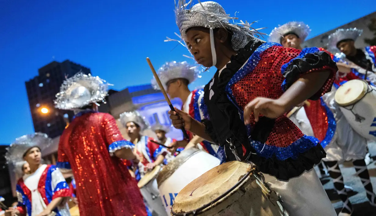 Seorang anak memainkan Candombe, gaya musik dan tarian Afro-Uruguay selama parade karnaval "Las llamadas" di Montevideo, Uruguay, Kamis (10/2/2022). (AP Photo/Matilde Campodonico)