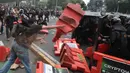 Sejumlah mahasiswa terlibat aksi ricuh saat demonstrasi memperingati Hari Sumpah Pemuda di kawasan Dukuh Atas, Jalan Jenderal Sudirman, Jakarta Pusat, Rabu (28/10/2026). Kericuhan terjadi ketika massa berusaha menerobos barikade kepolisian hingga memicu aksi saling dorong dengan aparat. (KLY/Budy Santoso)
