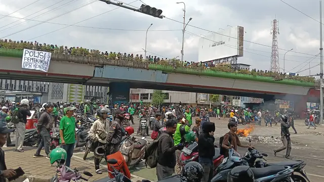 Massa ojol bakar sampah di flyover Senen