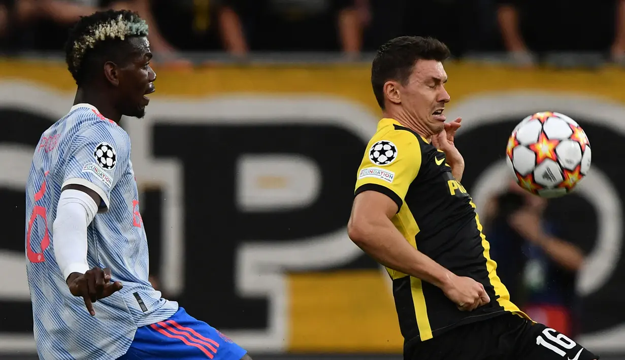 Unggul 1-0, lini depan Setan Merah makin bernafsu menambah gol, namun serangan yang dibangun masih belum menemui sasaran. Justru pada menit ke-23 Young Boys memiliki peluang lewat Christian Fassnacht yang masih dapat digagalkan David De Gea. (Foto: AFP/Fabrice Coffrini)