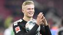 Erling Haaland. Striker Norwegia berusia 22 tahun yang baru saja meninggalkan Borussia Dortmund menuju Manchester City menjelang bergulirnya musim 2022/2023 ini juga mampu mencetak gol di laga debutnya bareng Borussia Dortmund. Tak tanggung-tanggung, 3 gol berhasil dicetaknya ke gawang FC Augsburg di pekan ke-18 Bundesliga 2019/2020 (18/1/2020) dalam laga yang berakhir dengan kemenangan 5-3. Erling Haalnd sendiri didatangkan dari RB Salzburg pada tengah musim 2019/2020 dengan biaya 20 juta euro. Bersama Dortmund ia total tampil dalam 88 laga di semua ajang dengan torehan 85 gol dan 22 assist. (AFP/Thomas Kienzle)