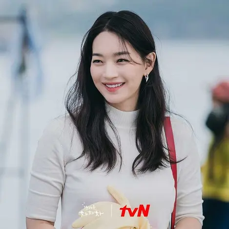 7 Pakaian Shin Min Ah Di Drama Hometown Cha Cha Cha Yang Tidak Murah Fashion Fimela Com