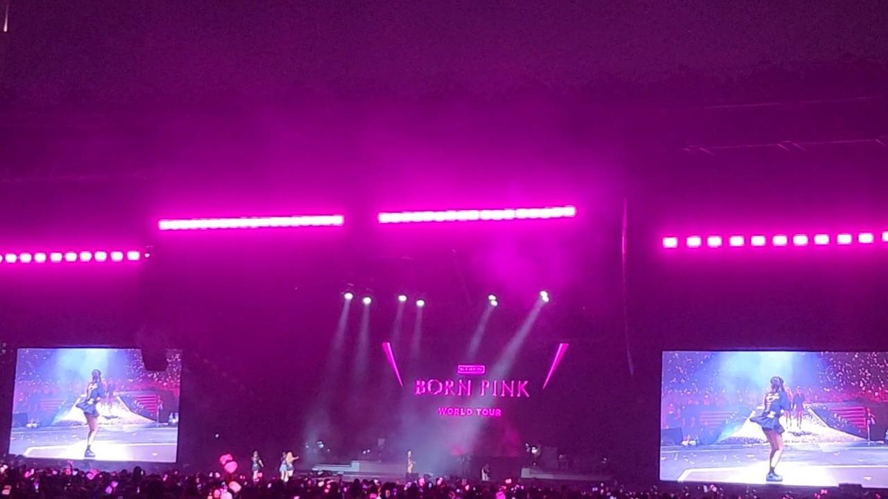 Total Penonton Konser Blackpink Capai 70 Ribu Orang, Kejadian Ini Sempat Bikin Jennie dan Rose Bete
