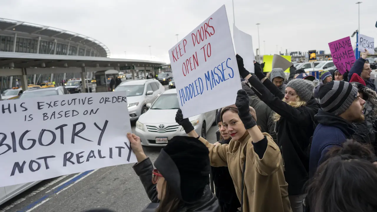 Kebijakan Trump, Bandara AS Tahan Pemegang Green Card dan Imigran
