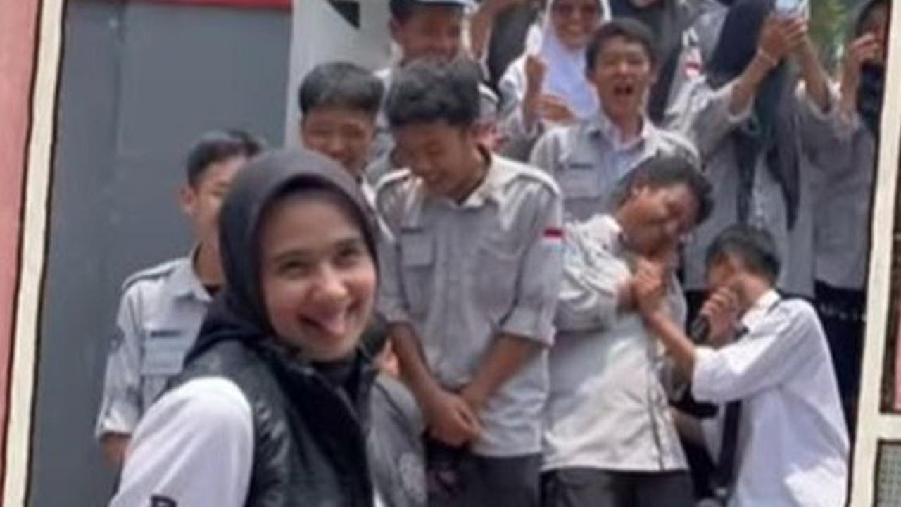 Tak ketinggalan, Sonya juga menunjukkan kebiasaannya menggoda anak-anak SMA dengan manis dan berhasil meraih simpati mereka.<br>