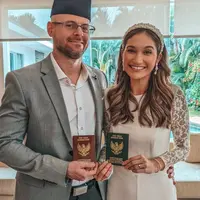 Aktris FTV Andrea Georgina dipersunting pria bule. Gaya minimalisnya di momen pernikahan mencuri perhatian. (Instagram/andreageorginaaa).