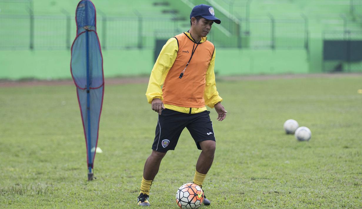 Pelatih Arema Cronus, Joko Susilo, memimpin latihan anak asuhnya jelang laga menghadapi Sriwijaya FC pada Piala Jenderal Sudirman di Stadion Gajayana, Malang, Jumat (20/11/2015). (Bola.com/Vitalis Yogi Trisna)