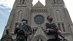 Sejumlah anggota gabungan melakukan pengamanan saat perayaan Paskah di Gereja Katedral, Jakarta, Jumat (2/4/2021). Sejumlah personel gabungan TNI-Polri disipakan untuk melakukan pengamanan di sejumlah gereja pada perayaan Paskah. (Liputan6.com/Herman Zakharia)