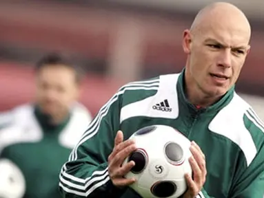 Euro 2008 football championships referee Howard Webb of Great Britain takes part in a preparatory workshop for referees and assistant referees on April 17, 2008 in Regensdorf, near Zurich. AFP PHOTO / Fabrice Coffrini