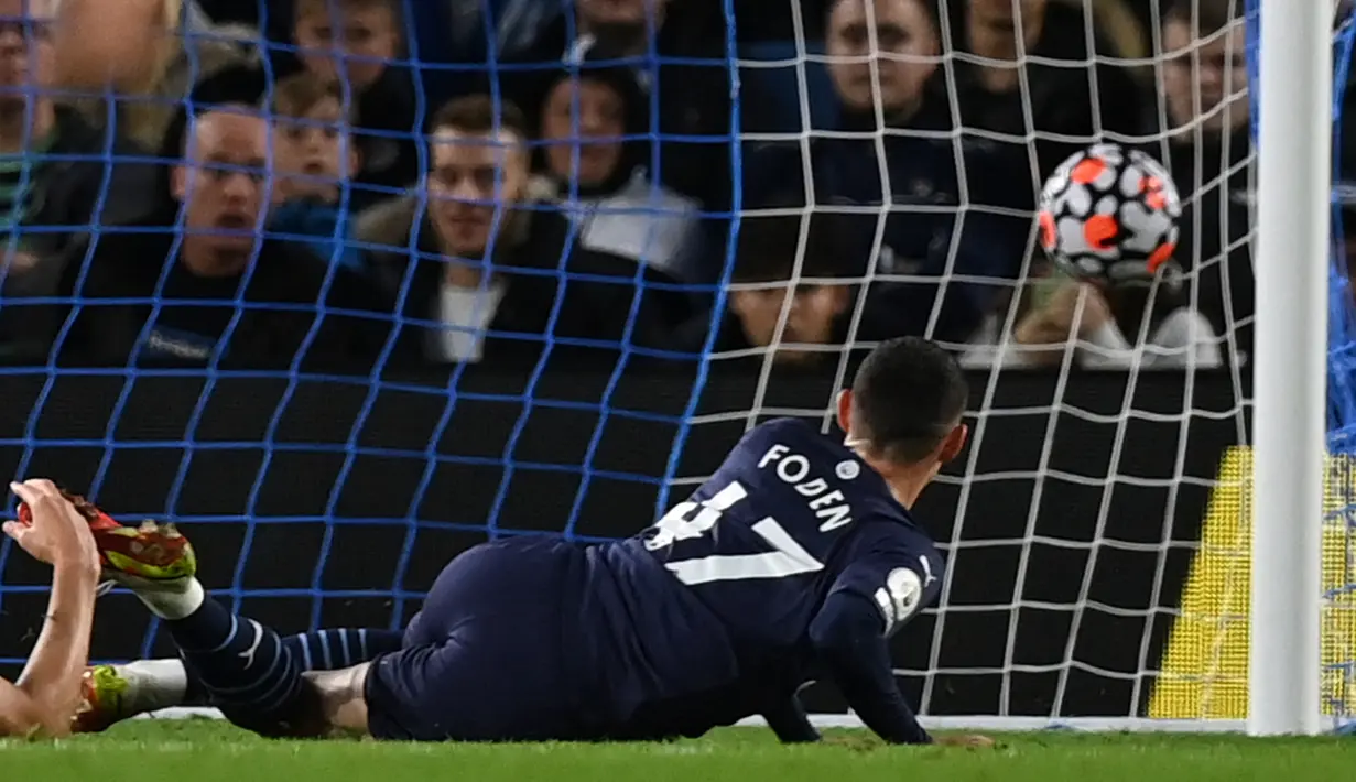 Manchester City justru menambah keunggulan menjadi 2-0 pada menit ke-28. Phil Foden sukses memanfaatkan umpan dari Jack Grealish untuk menaklukkan Robert Sanchez. (AFP/Glyn Kirk)