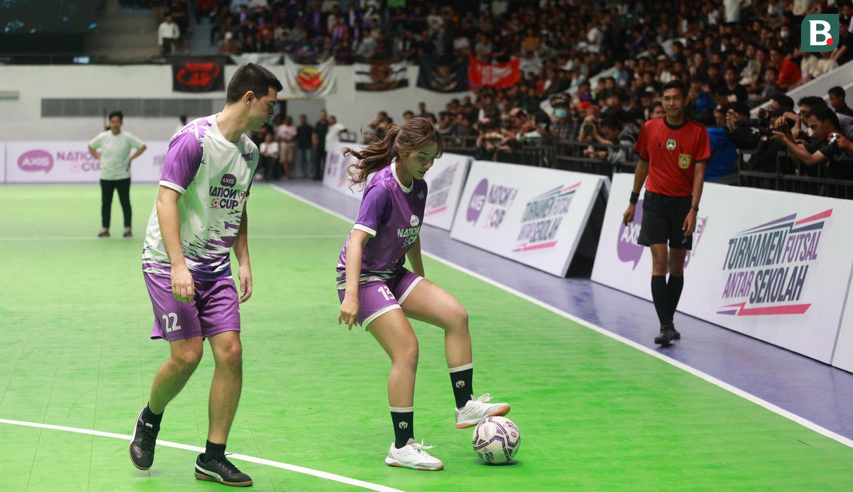 Safira Ika (tengah) dan Ciccio Manassero (kiri) saat mengikuti kegiatan fun match AXIS Nation Cup 2023 di Istora Senayan, Jakarta, Minggu (15/10/2023). (Bola.com/M Iqbal Ichsan)